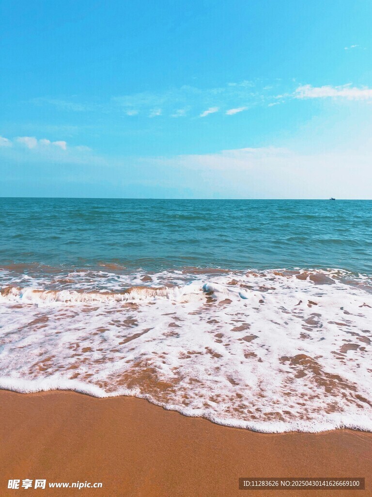 海邊沙灘海浪藍(lán)天美景