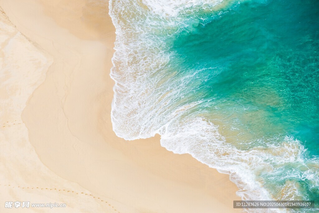 海浪輕拍沙灘的美麗景致