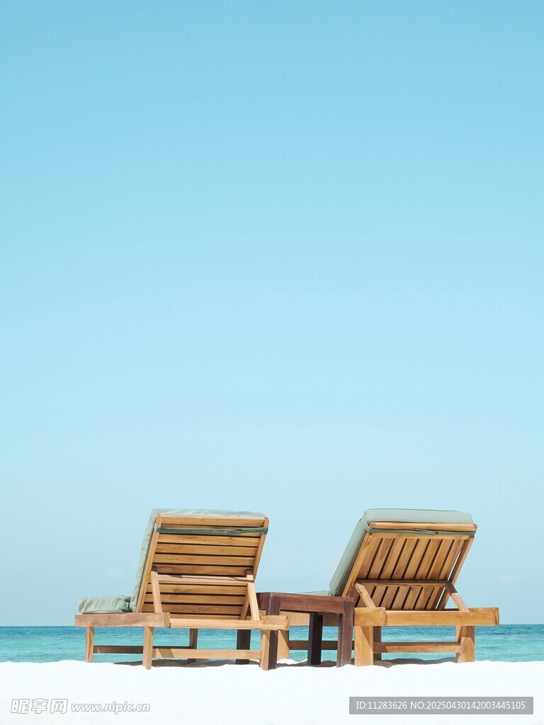 海邊躺椅愜意的休閑時光