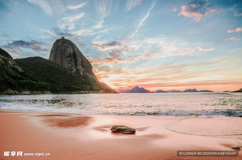 美麗海灘與遠處山巒景觀