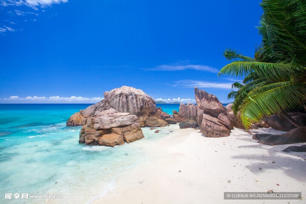 美麗海島沙灘與巖石景觀