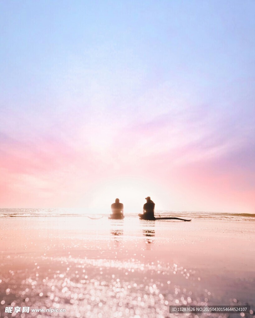夕陽下二人泛舟浪漫畫面