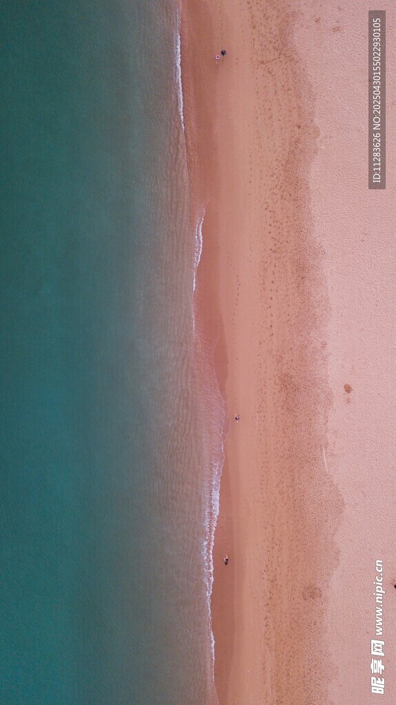 海邊沙灘與碧藍海水