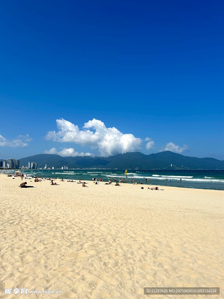 美麗沙灘與藍天白云美景