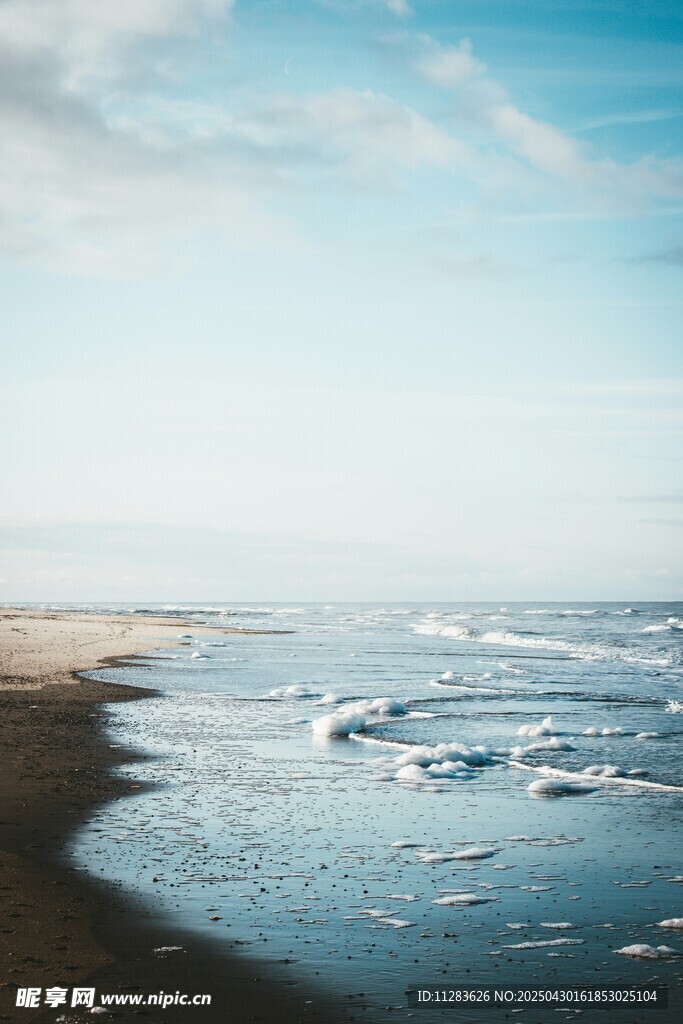 海邊風景 海浪輕拍沙灘