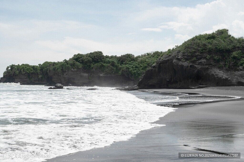 黑沙灘海浪與蔥郁山林