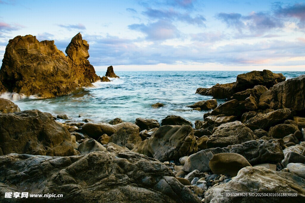 海邊嶙峋礁石與壯闊海景
