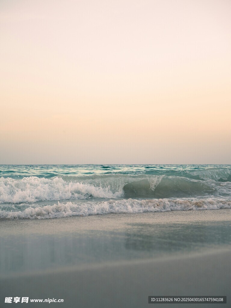 海邊日落時的海浪沙灘