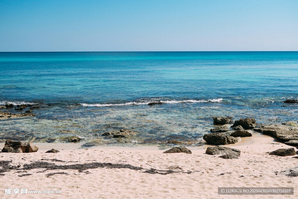 美麗海濱沙灘與湛藍海水