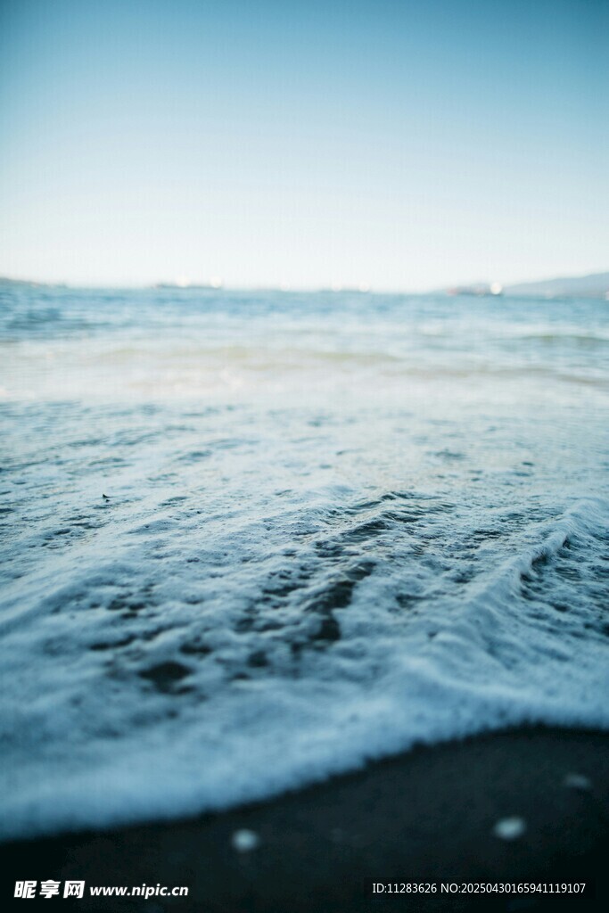 海邊浪花輕拍沙灘景象