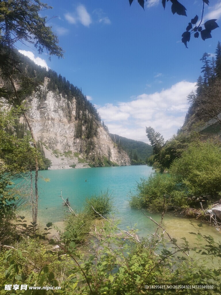 秀麗山水間的澄澈藍(lán)湖