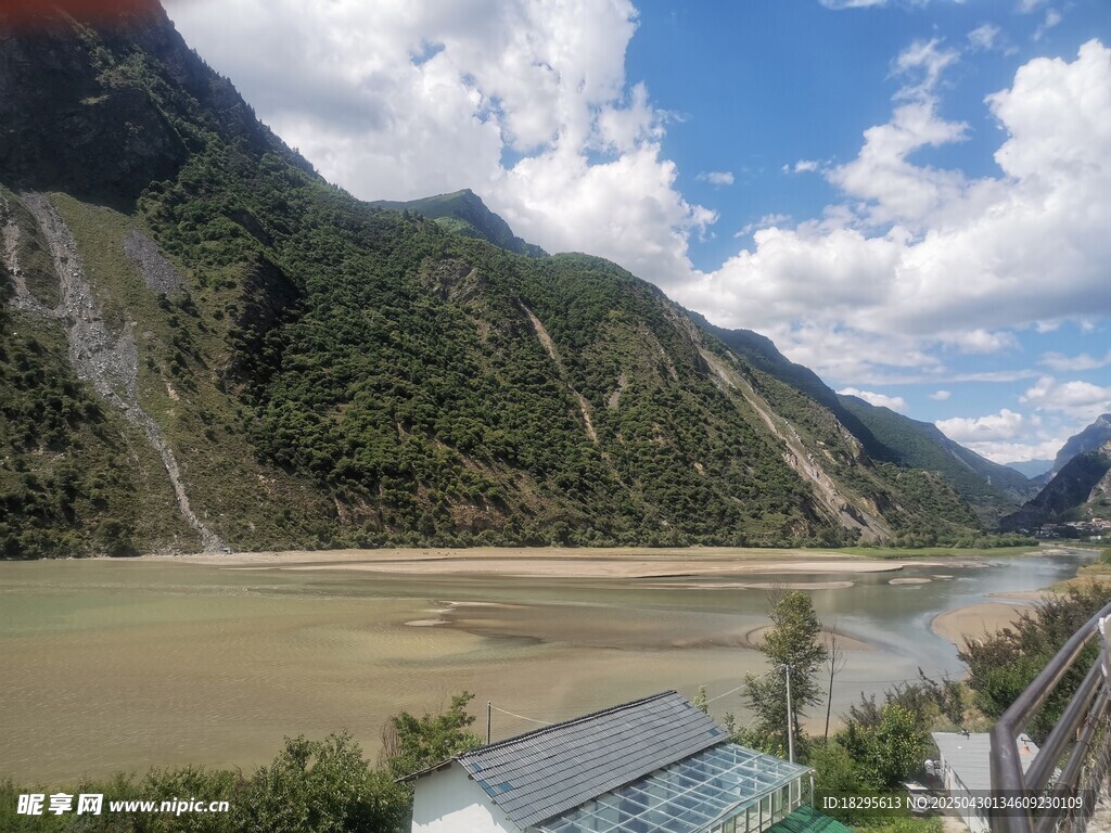 壯麗山河間的寬闊河流