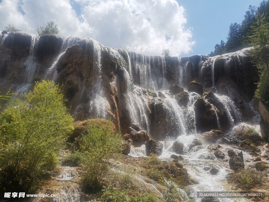 山間壯麗瀑布景觀