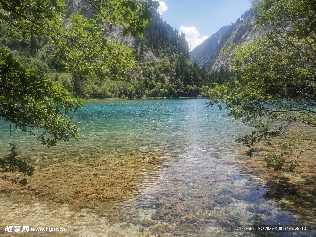 山間清澈藍綠水潭美景
