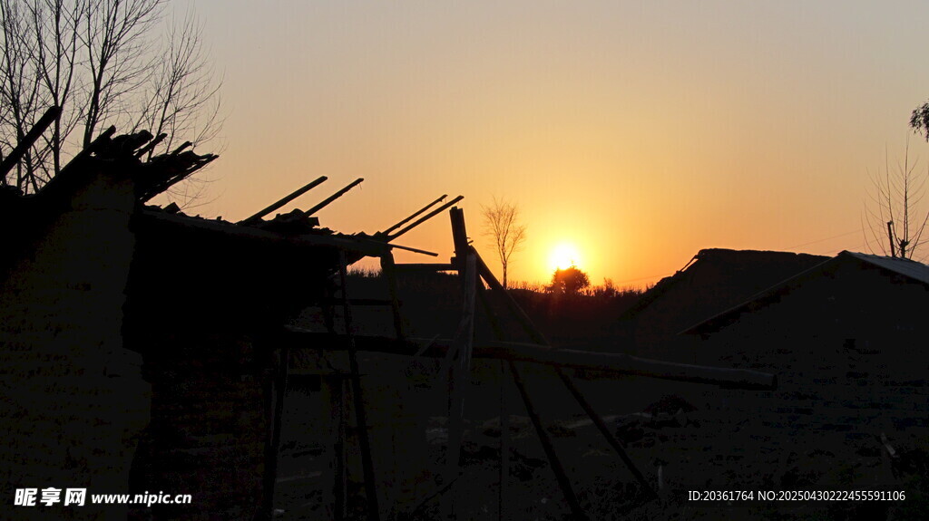 夕陽下的屋頂景象