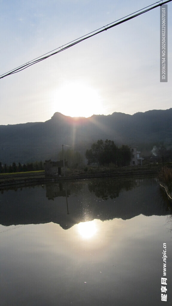 夕陽下的山水倒影美景