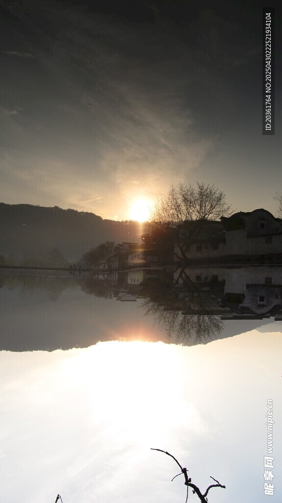 湖畔日出美景