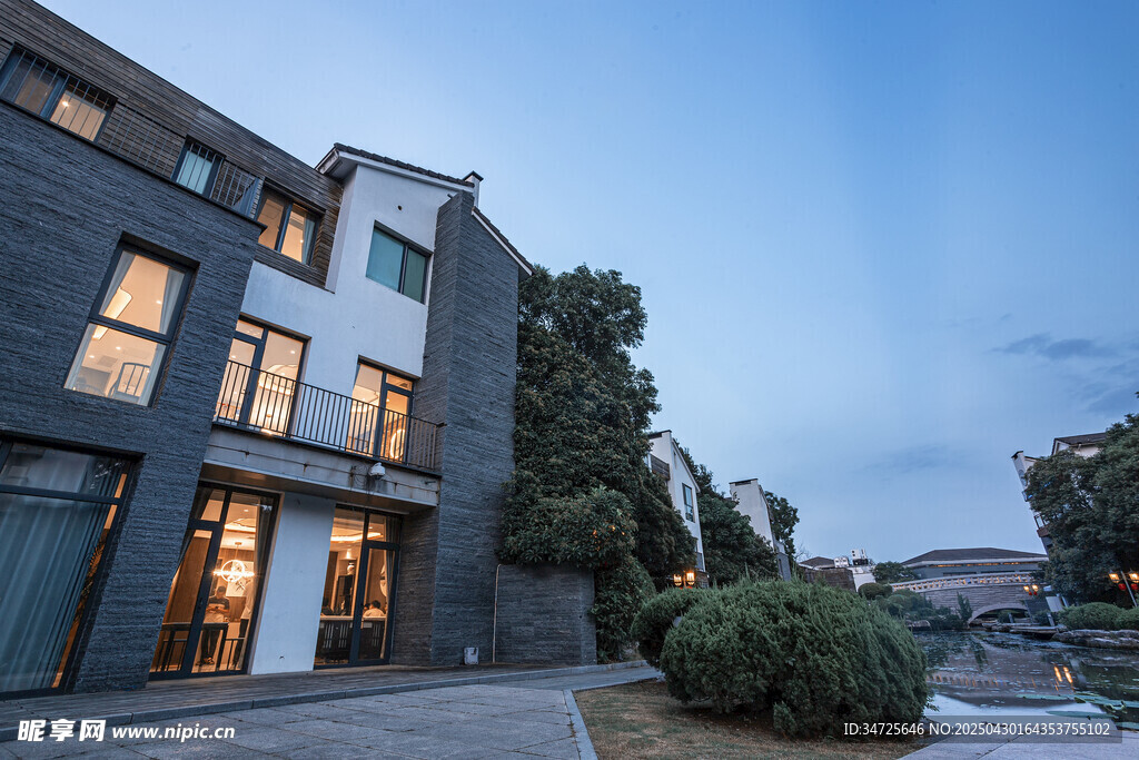 現(xiàn)代風格建筑外觀夜景