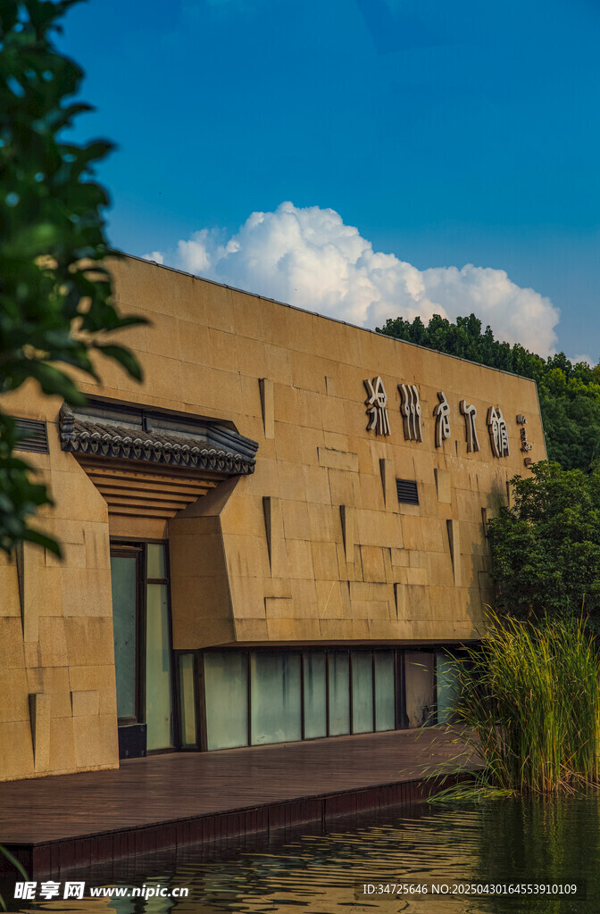 現(xiàn)代風(fēng)格建筑臨湖景致