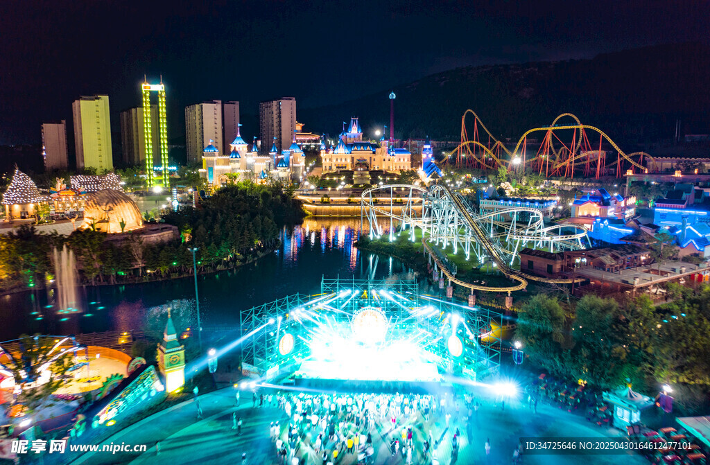 璀璨夜景下的熱鬧游樂園