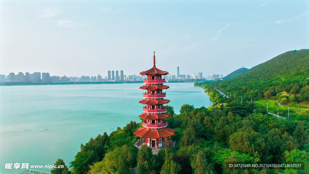 湖畔紅塔映翠景