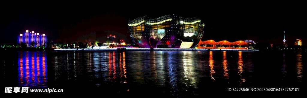 城市夜景璀璨湖面倒影