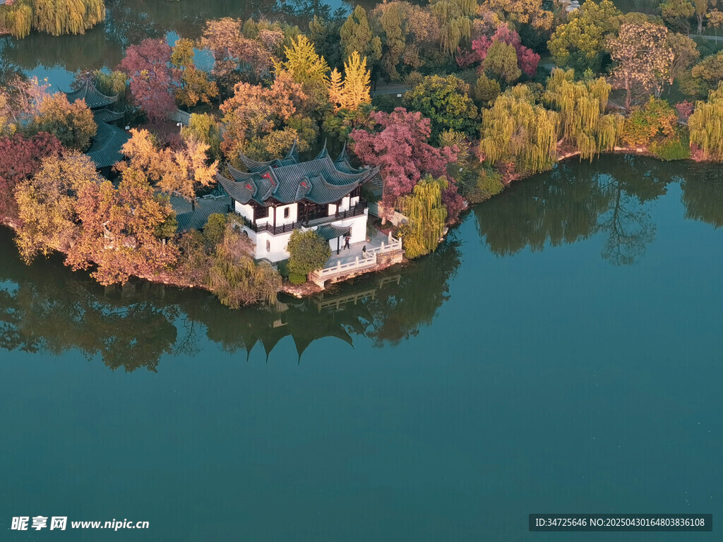 湖畔秋景中的中式建筑