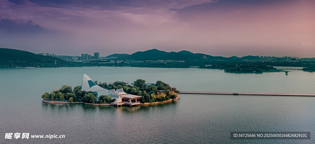 湖中小島暮色美景