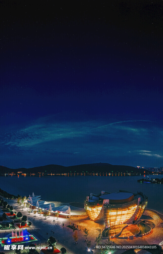 夜幕下的璀璨海濱小鎮(zhèn)