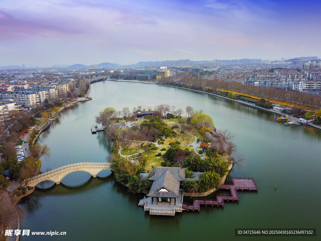 河畔城市風光秀麗景致