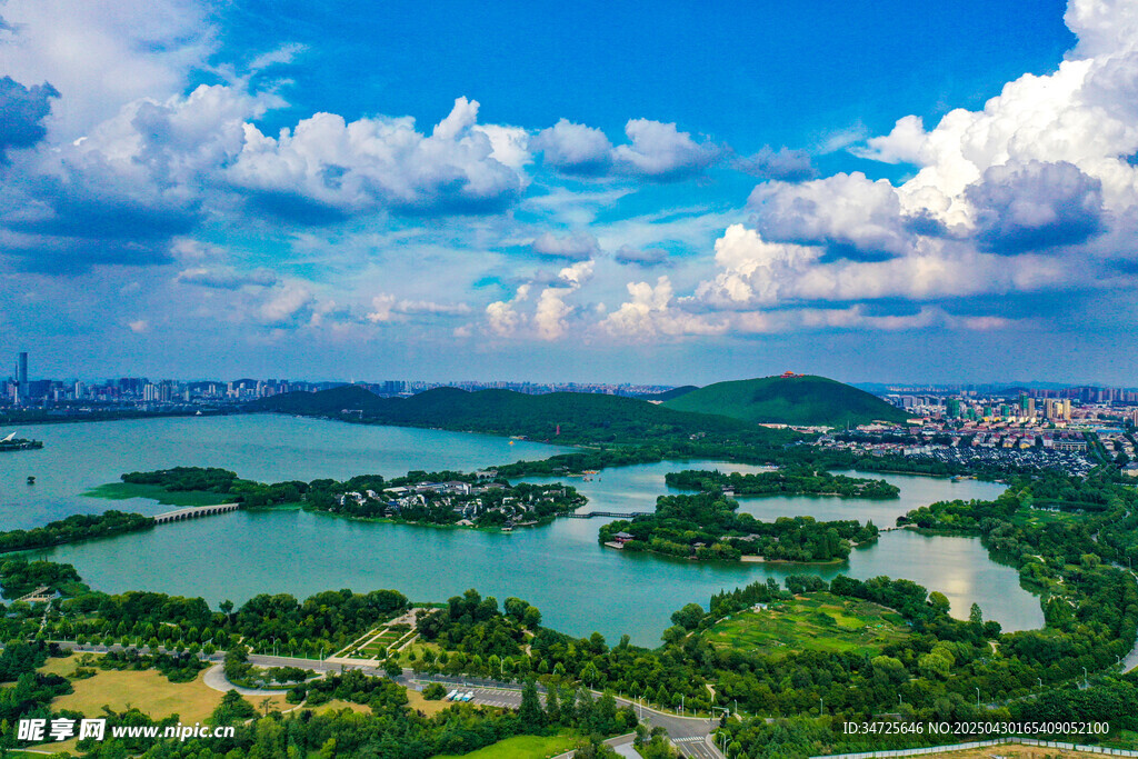湖畔美景 藍天白云綠地