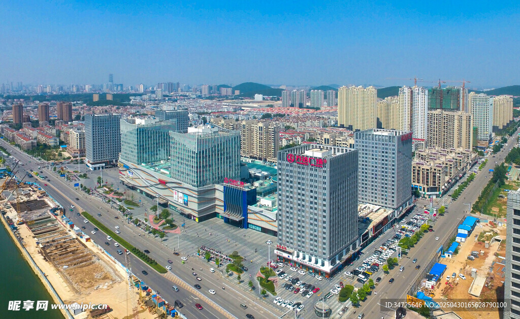 城市海濱建筑群俯瞰圖