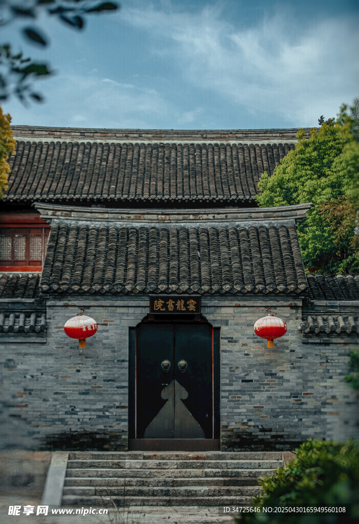 中式古宅大門 紅燈籠點(diǎn)綴