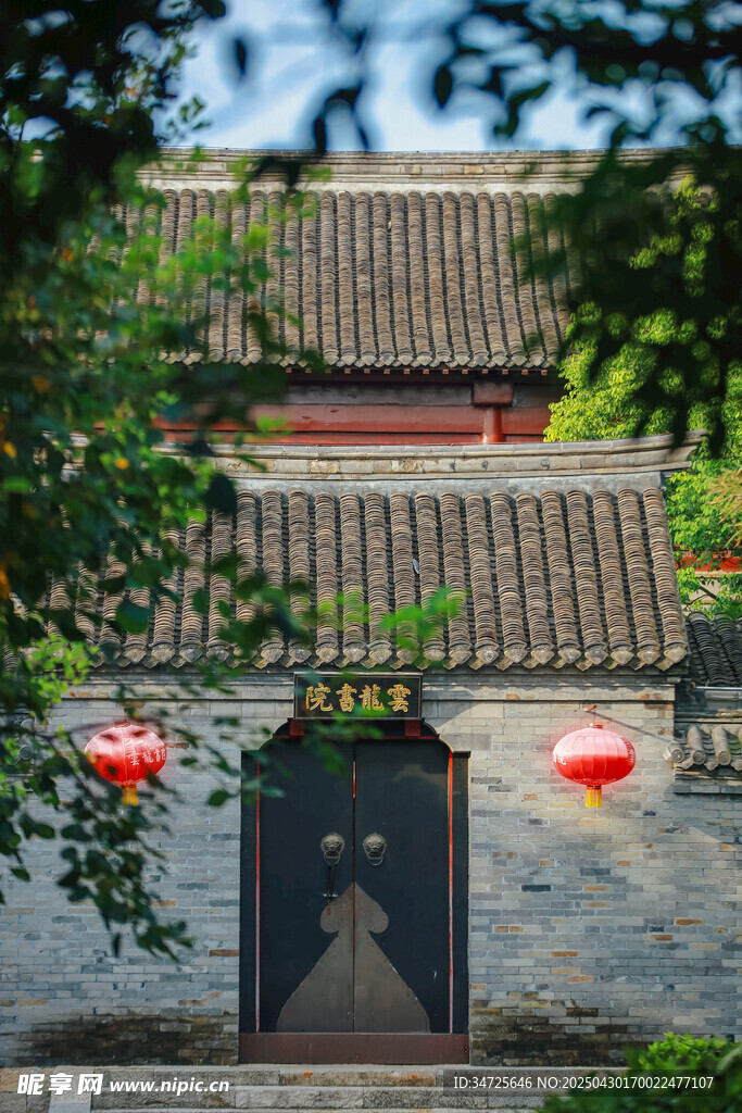 中式古建院門紅燈籠點綴