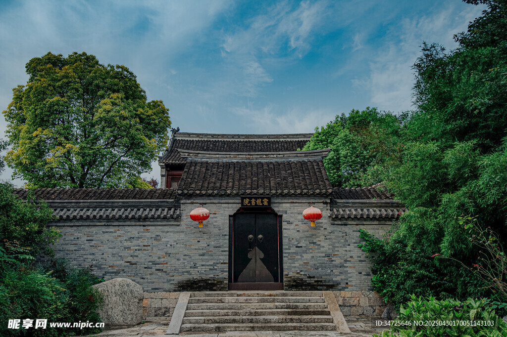 中式古宅隱于蔥郁綠樹間