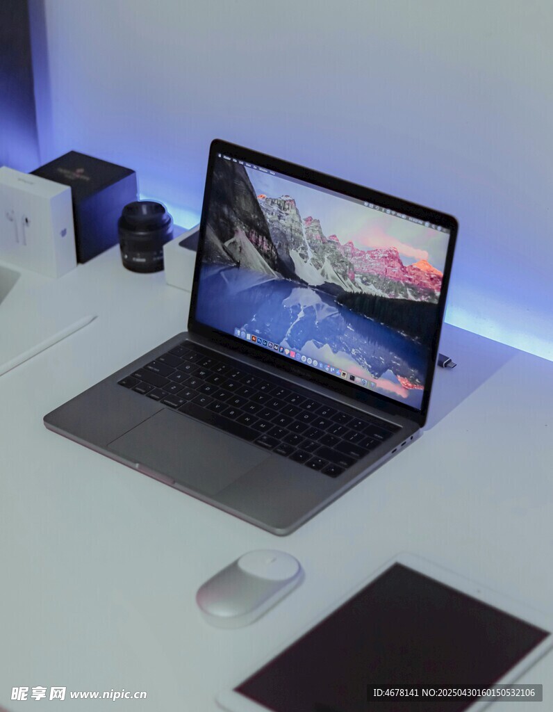 現代簡約風筆記本電腦展示