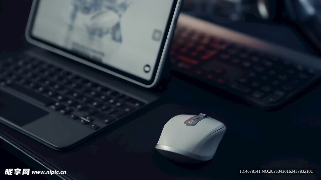 辦公桌上的電腦與鼠標