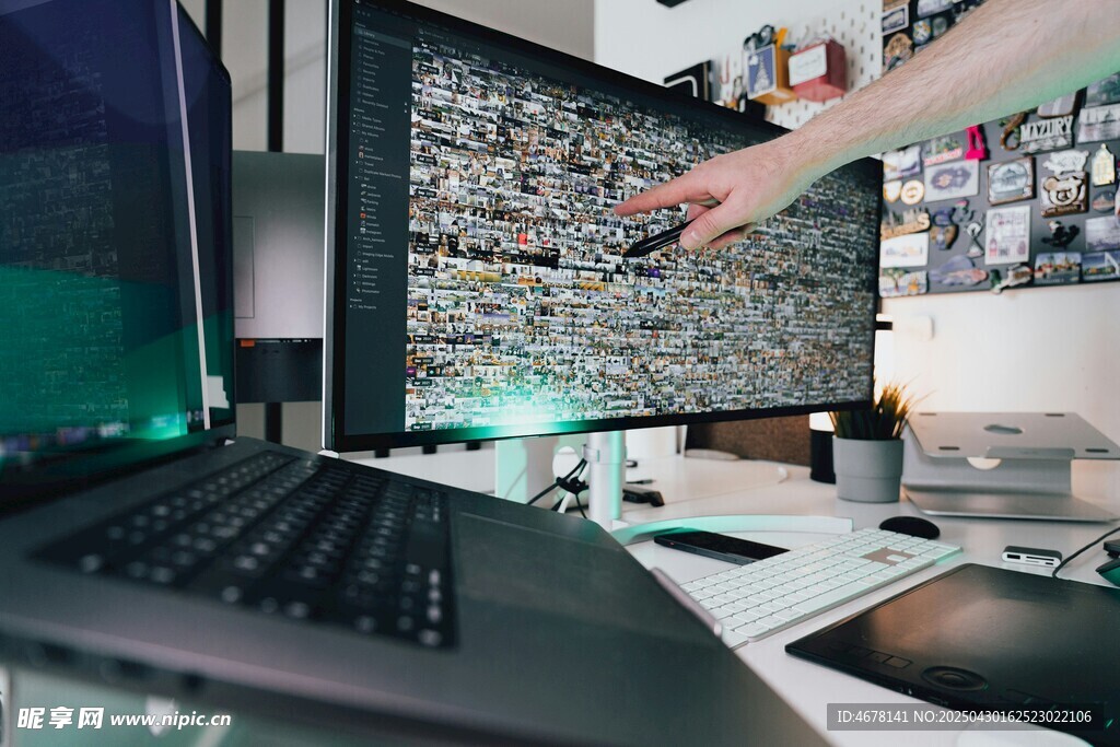 科技工作者專注操作電腦畫面