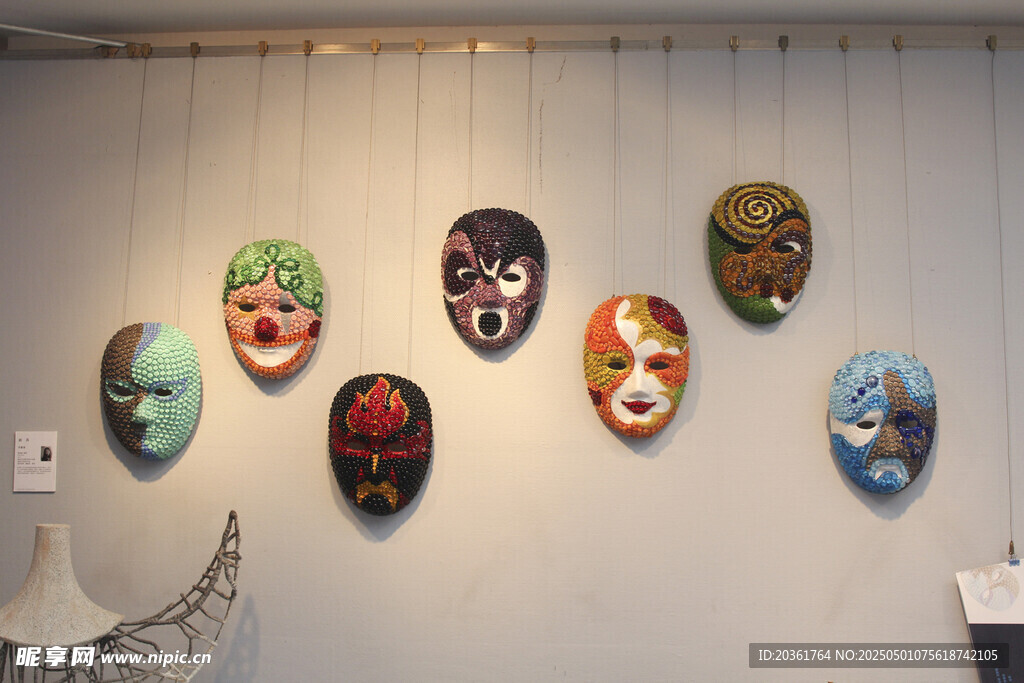 多彩藝術(shù)面具墻面展示
