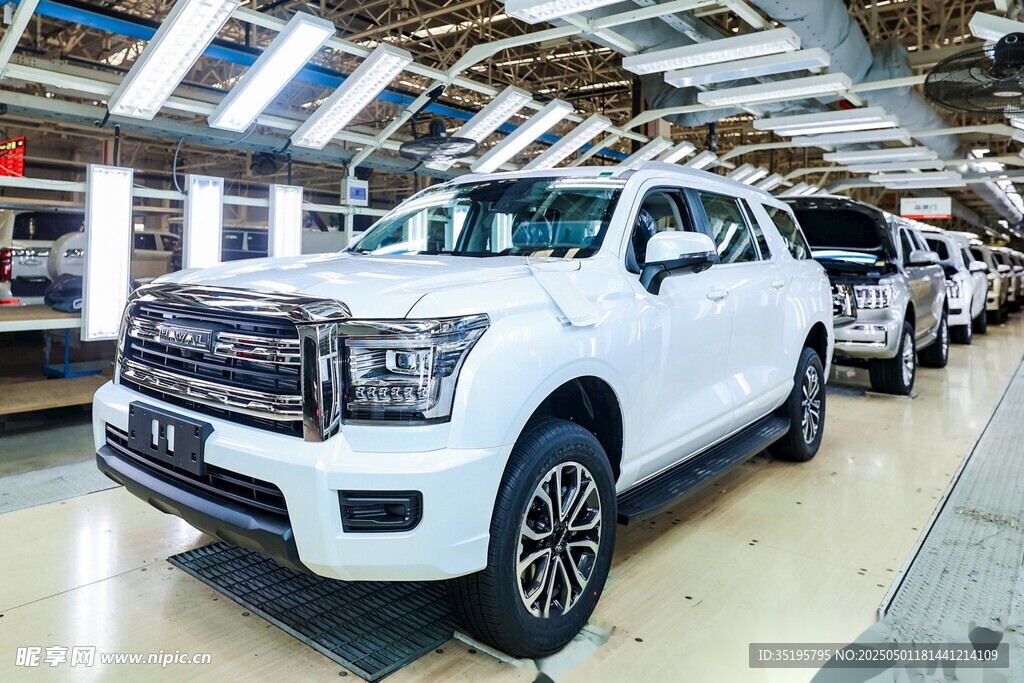 工廠內停放的多輛白色汽車