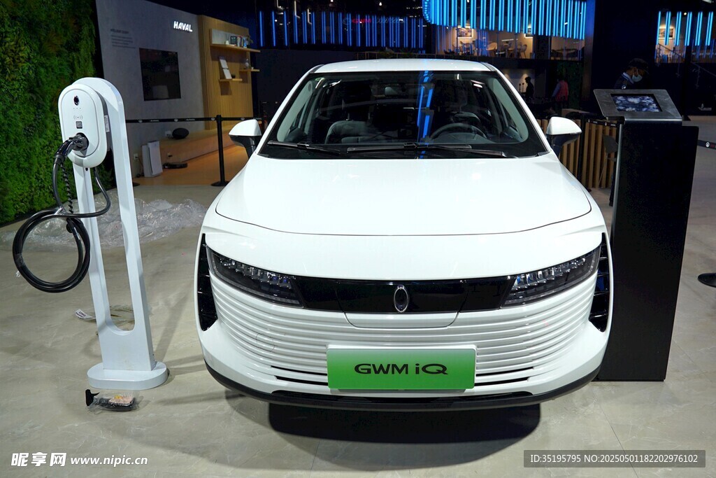 白色新能源汽車展示場景