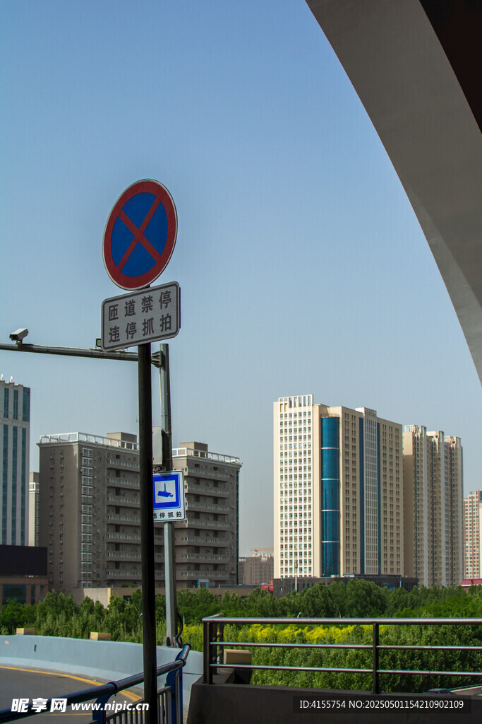 城市道路旁的建筑與標識