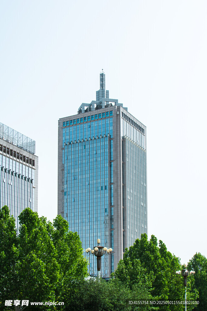 城市高樓與蔥郁綠樹景觀