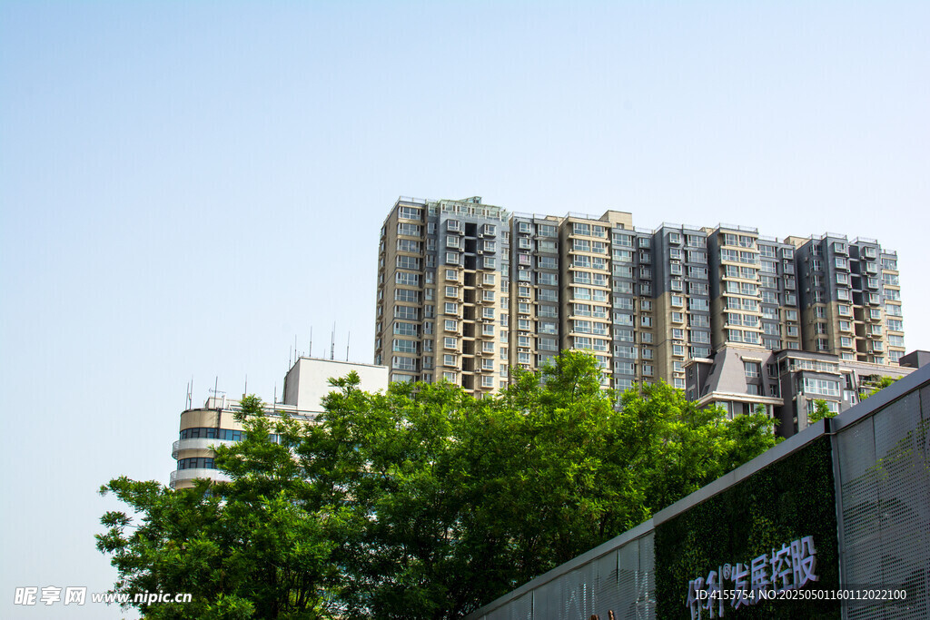 高層住宅與綠樹景觀