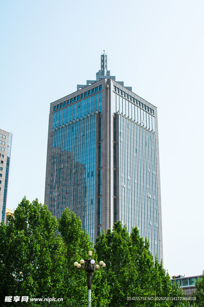 高樓矗立綠樹間