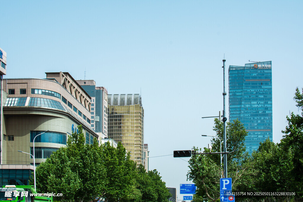 城市街景中的現(xiàn)代建筑