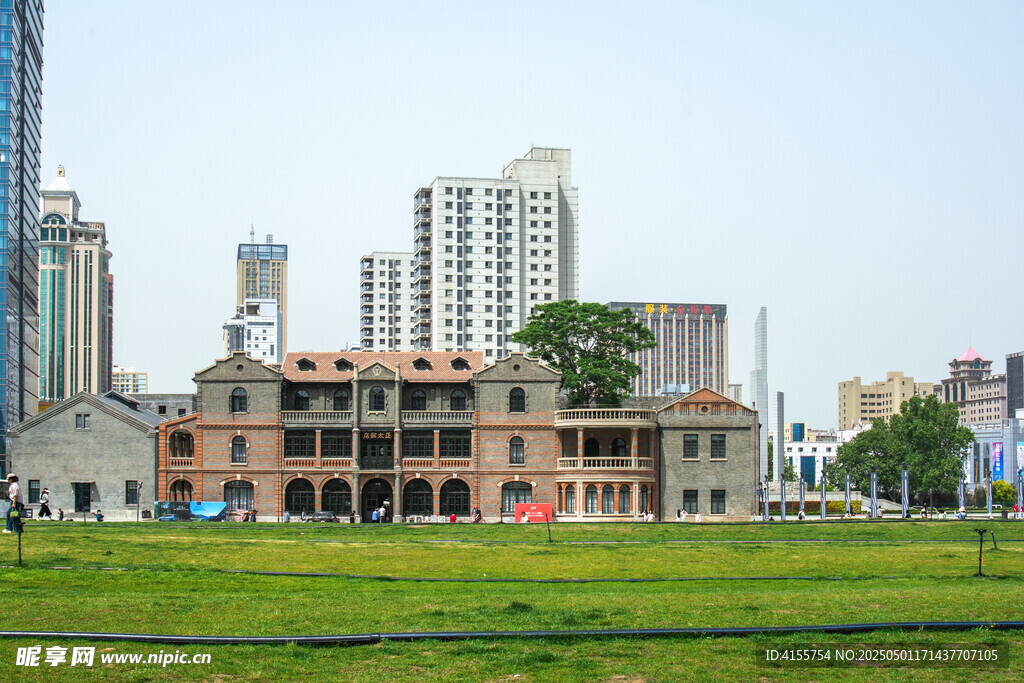 城市中古老建筑與現(xiàn)代高樓