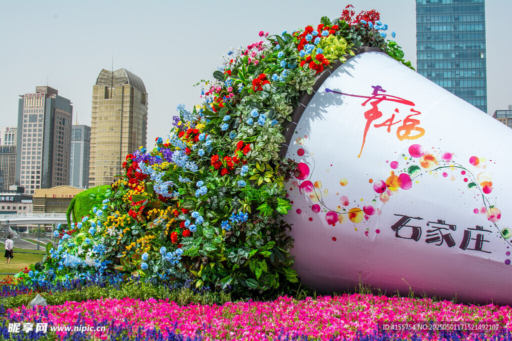 巨型花桶景觀扮靚城市