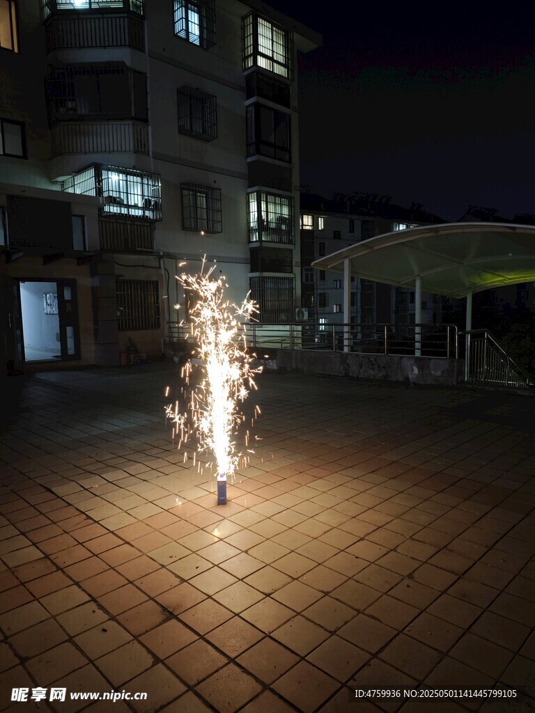 夜中閃耀的手持煙花