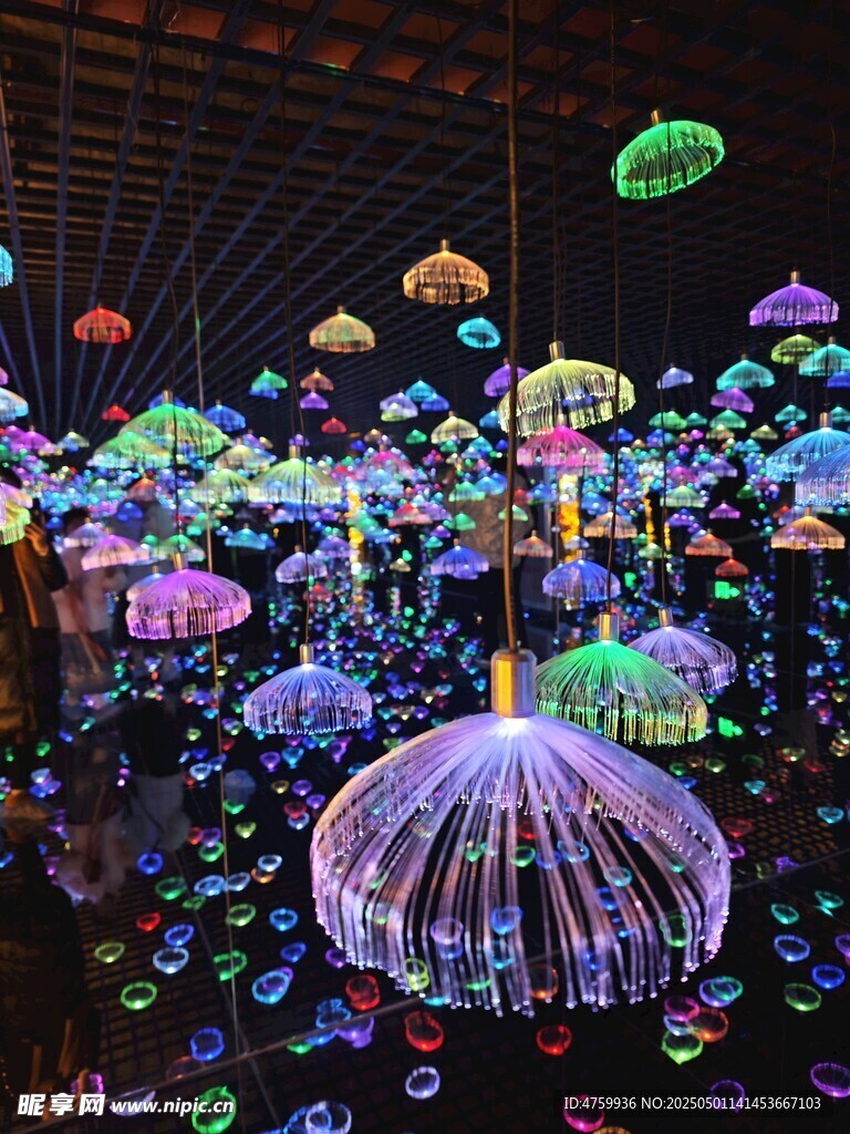 夢幻多彩懸浮傘燈光景觀